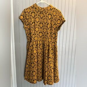 Elegant Gold and Black Patterned Textured Dress. Size Large. Good condition.